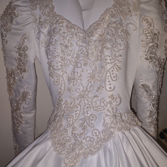 Vintage off white wedding gown 8-ft train satin and pearls very nice size 2 - Picture 10 of 11